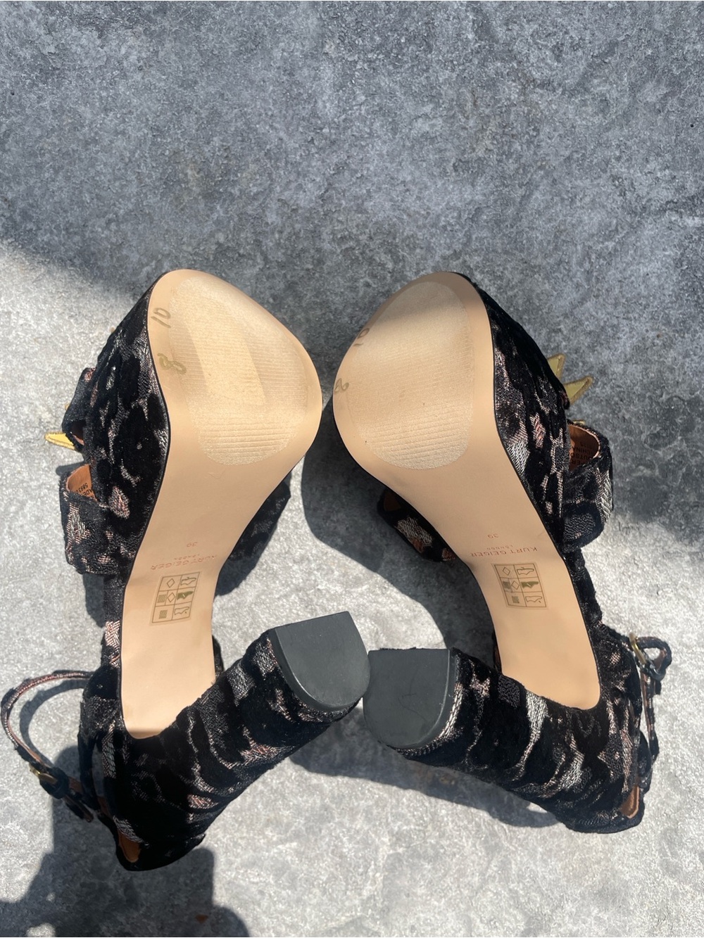 New Kurt Geiger London Bow Black Velvet Platform Heels size 39 EU - Picture 8 of 9